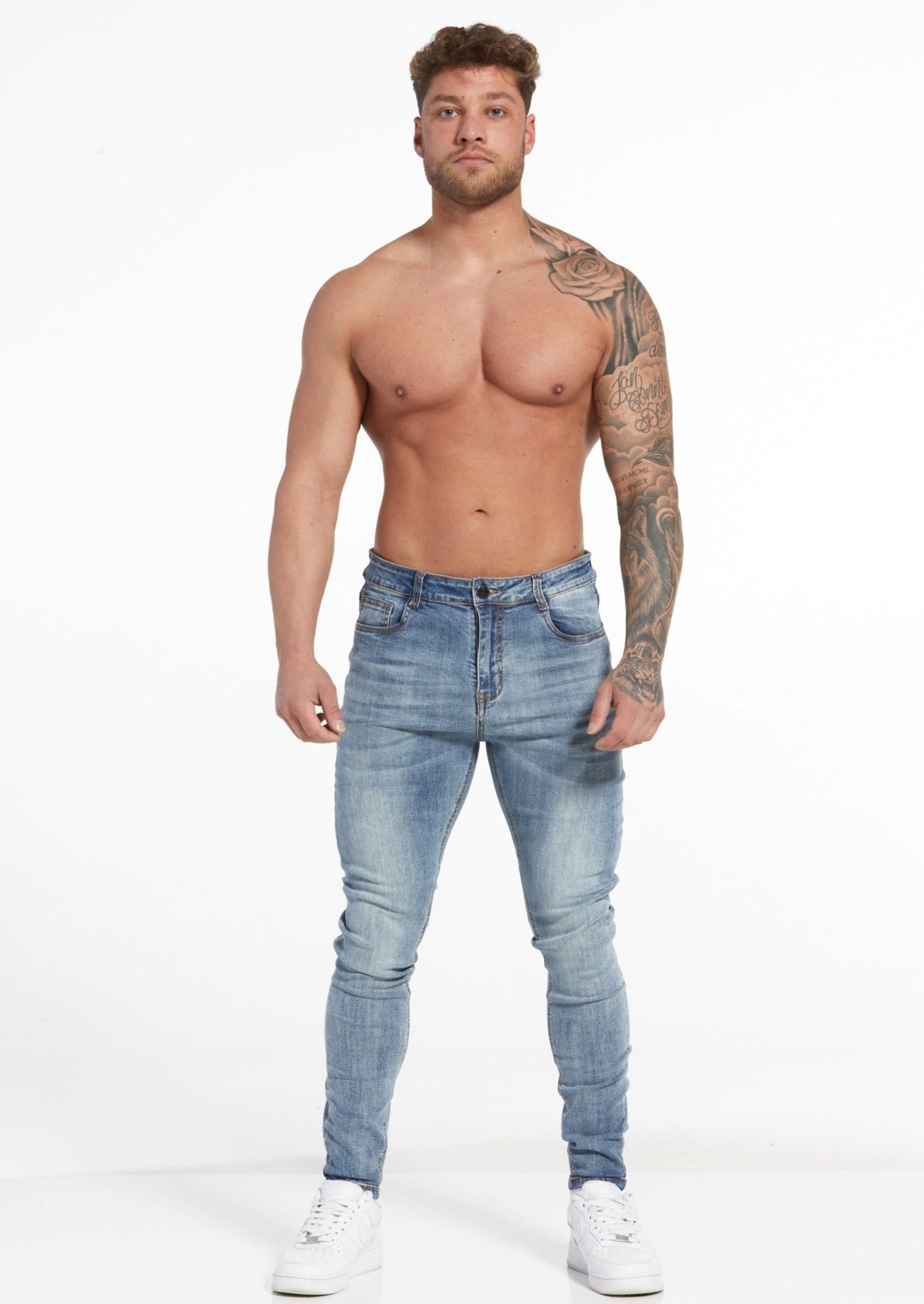 LIGHT BLUE BASIC JEANS